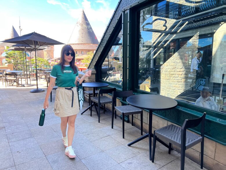 Nữ ca sĩ gia thế amp;#34;khủngamp;#34; từng là BTV VTV, 2 lần ly hôn nay làm bà ngoại vẫn trẻ xinh, vi vu khắp nơi - 13