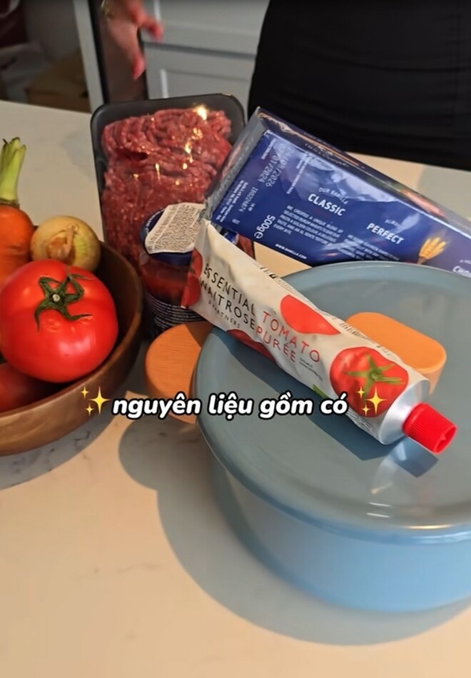 Cô chuẩn bị các nguyên liệu làm món mì Ý xào bò như mì Ý, thịt bò, hành tây, cà rốt, cà chua, dầu ô liu, rượu vang trắng, bơ thực vật...