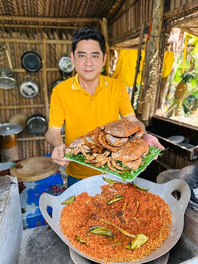 Đây là lần đầu anh làm món ăn này. Nam diễn viên tốn 3kg muối để hấp cua. Nhiều người đã thốt lên rất phí muối, thậm chí cho rằng tiền muối bằng tiền một con cua.