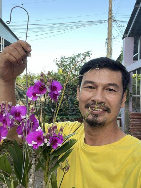 Hoa lan tím là loài hoa Tiết Cương khá thích. Anh hài hước: “Lan đột biến ai thích tui gửi tặng cho nè, để chật nhà quá đi hihi”.