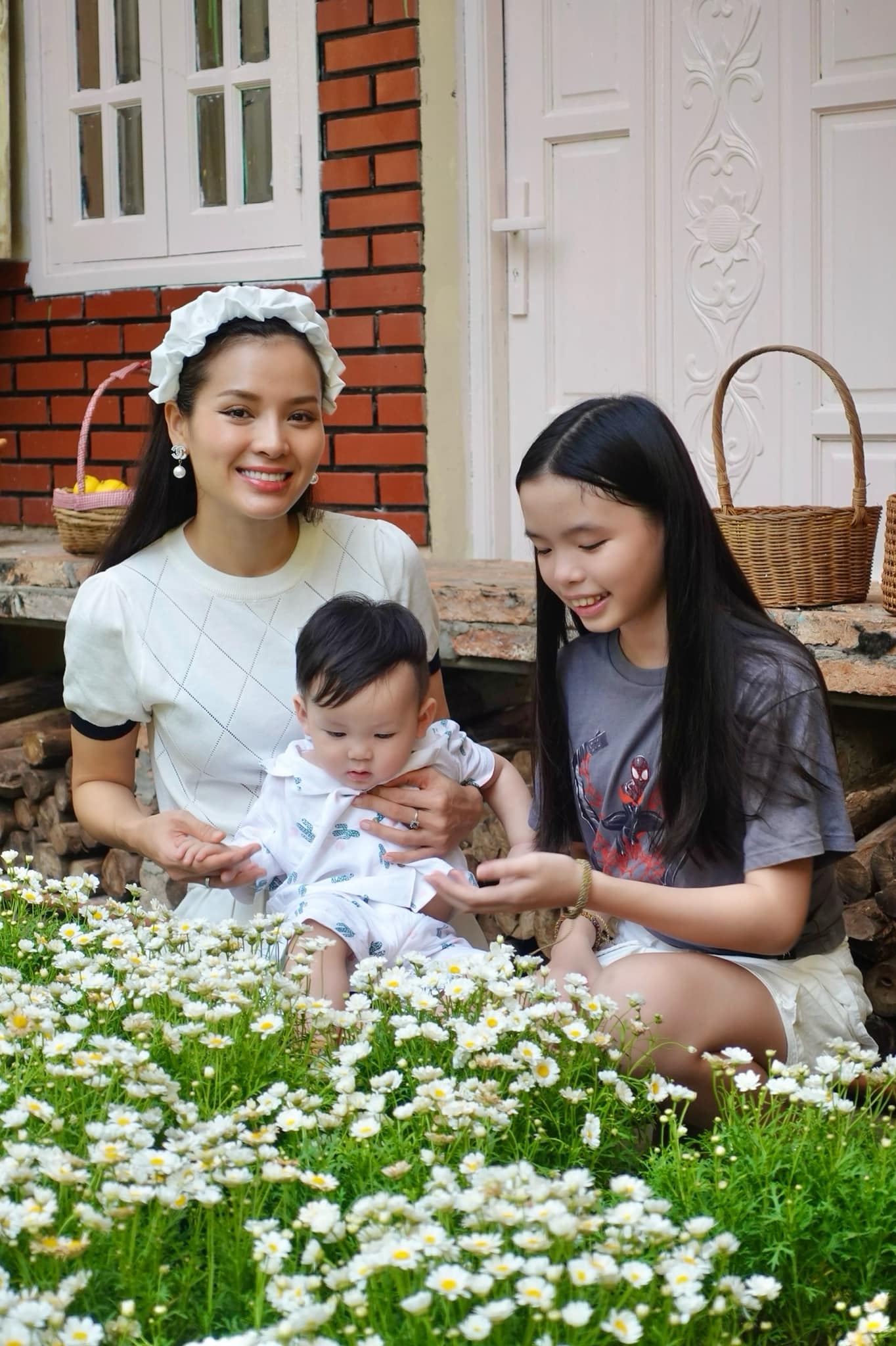 Nữ ca sĩ cho biết bên nội hỗ trợ tiền sữa, tiền học của bé Mia, còn cô không nhận chu cấp.