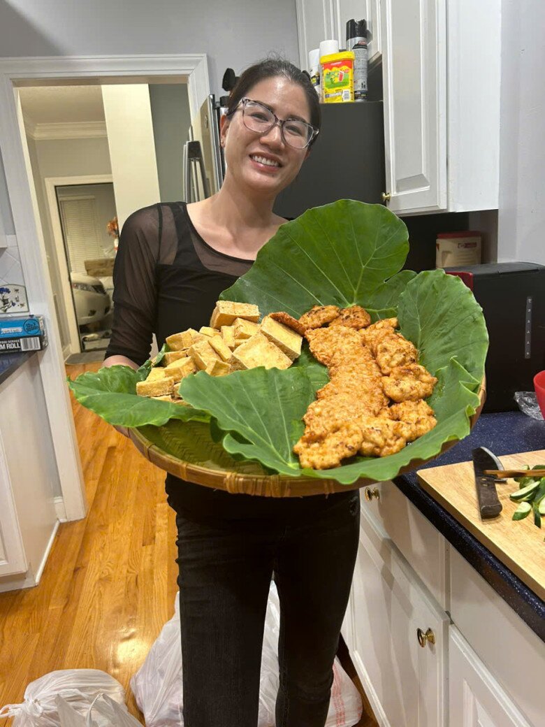 Trong ngày cuối cùng của năm, bà mẹ một con cầm mẹt bún đậu trên tay và cho biết cùng gia đình làm món ăn gắn bó với mình lúc ở Việt Nam. Dù cô không mua được bún lá nhưng các nguyên liệu khác vẫn rất chỉn chu.