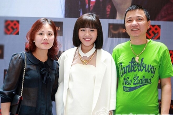 Cô sống trong sự bảo bọc của gia đình nhưng tự lập sớm.