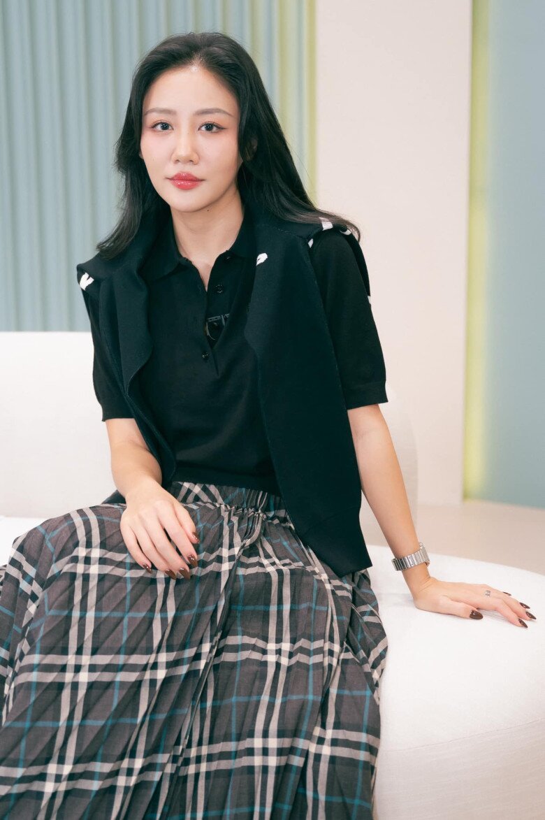 Nữ ca sĩ từng bị gọi là đồ phản bội vì phe nào cũng chơi.