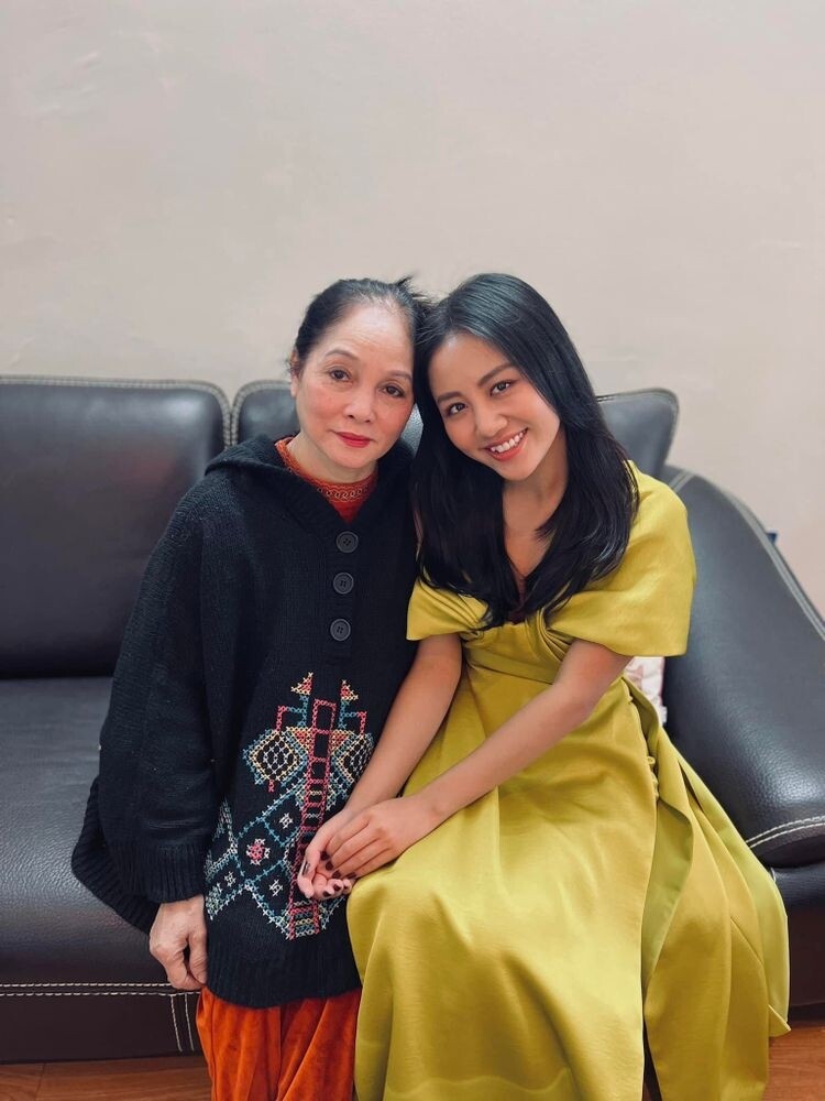 Văn Mai Hương và NSND Hà Thủy - người được coi là phù thủy tạo nhiều ngôi sao Việt Nam.