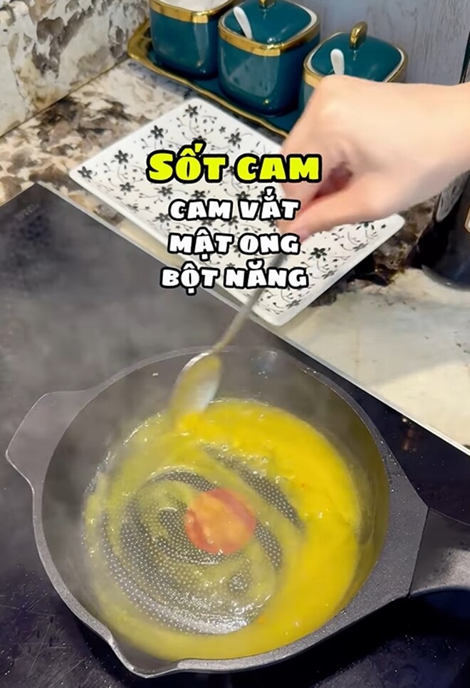 Sốt cam gồm có nguyên liệu là cam vắt, mật ong thay cho đường và một ít bột năng nấu đến khi sốt hơi đặc lại.