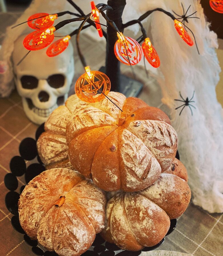 Chiếc bánh mì được tạo hình thành quả bí ngô đặc trưng Halloween, với lớp vỏ xù xì mang phong cách cổ điển nhưng lại rất lôi cuốn.