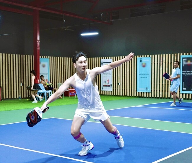 Vợ cựu tiếp viên hàng không của MC Thành Trung nấu mâm cơm ngon mắt phục vụ chồng chơi pickleball - 1