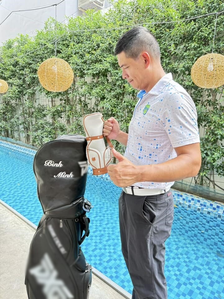 Gần đây, Anh Thơ cũng chia sẻ cảnh chồng đứng trước hồ bơi khi lên đồ đi đánh golf. Hồ bơi xanh biếc, được lát gạch vuông nổi bật.