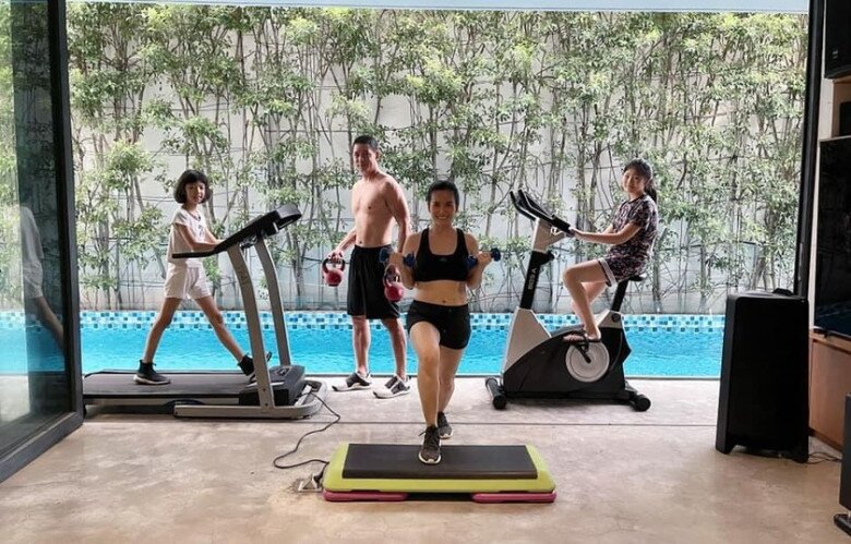 Có khi cả gia đình cùng nhau tập thể thao tại đây. Góc tập gym tại gia ngay cạnh hồ bơi là nơi cả gia đình anh rèn luyện sức khỏe.  Từ máy chạy bộ, xe đạp tập đến thảm tập, mọi thứ đều được bố trí khoa học và tối ưu hóa không gian.