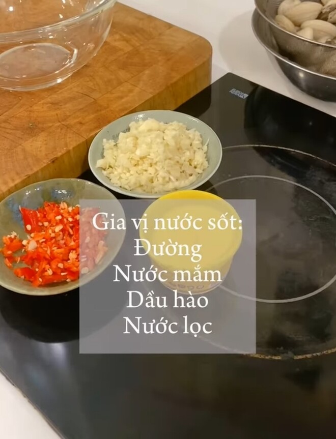 Món này có thể biến tấu tùy thích ở phần nước sốt. Thanh Thảo thường cho một chút dầu hào, thêm một chút nước lọc để vị thanh hơn và không bị quá mặn, vì cơ bản con nghêu ở biển cũng đã có vị mặn.