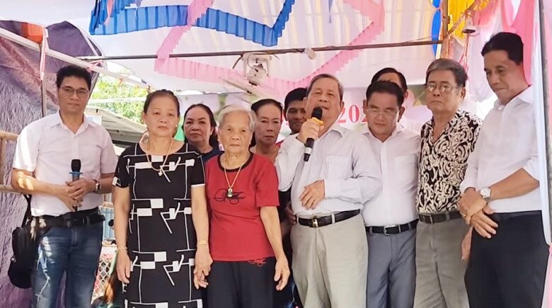 Ông Tư cũng đại diện gia đình phát biểu