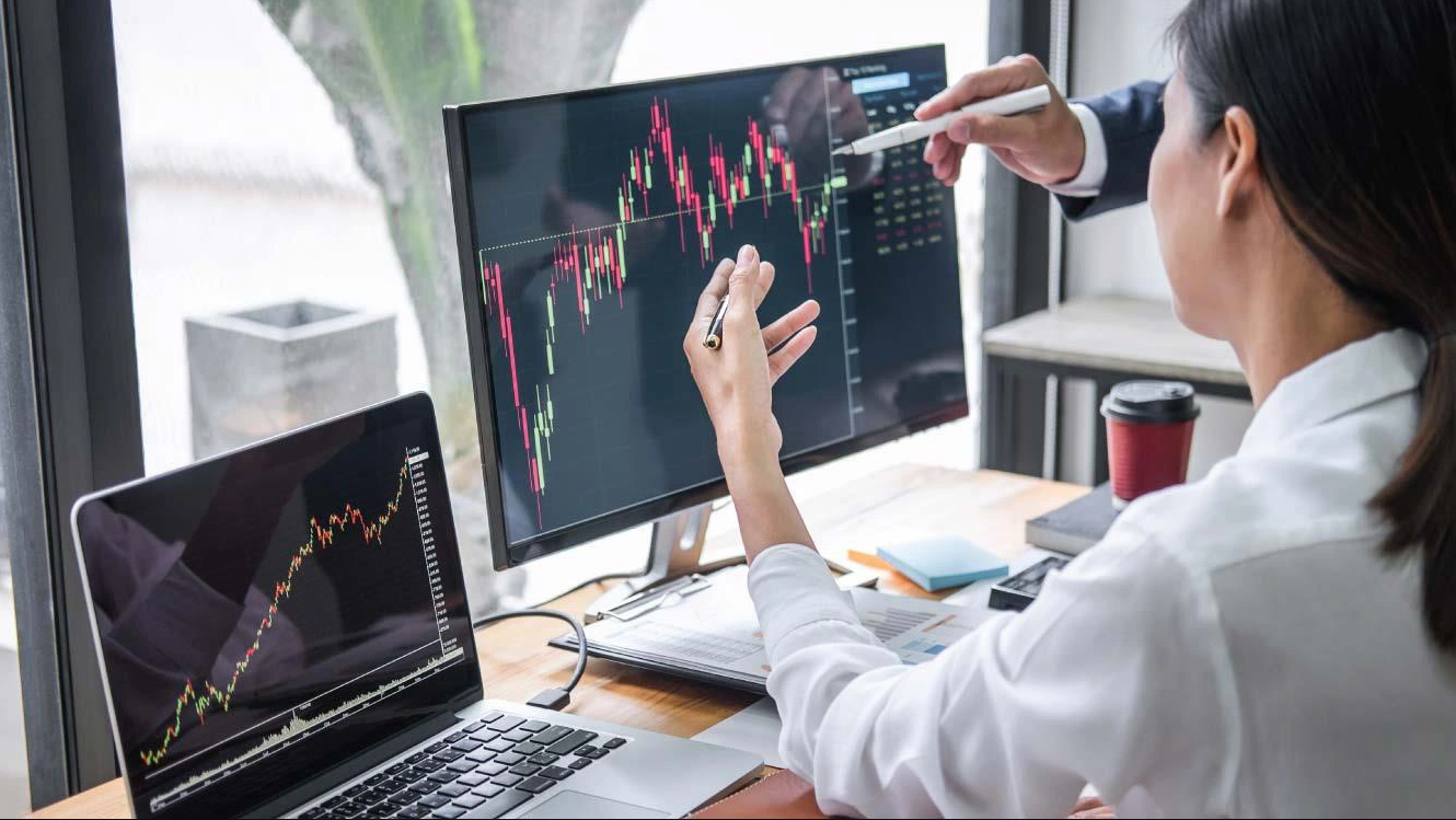 Nhân viên chứng khoán rất giỏi trong việc phân tích thị trường.