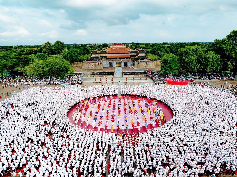 Thừa Thiên - Huế là tỉnh có tới 3 quán quân Olympia, đều là học sinh trường THPT chuyên Quốc học. Đó là: Hồ Ngọc Hân-năm thứ 9, Hồ Đắc Thanh Chương-năm thứ 6 và Võ Quang Phú Đức-năm thứ 24. Trường Quốc học Huế cũng gây ấn tượng mạnh khi đã 7 lần có cầu truyền hình.