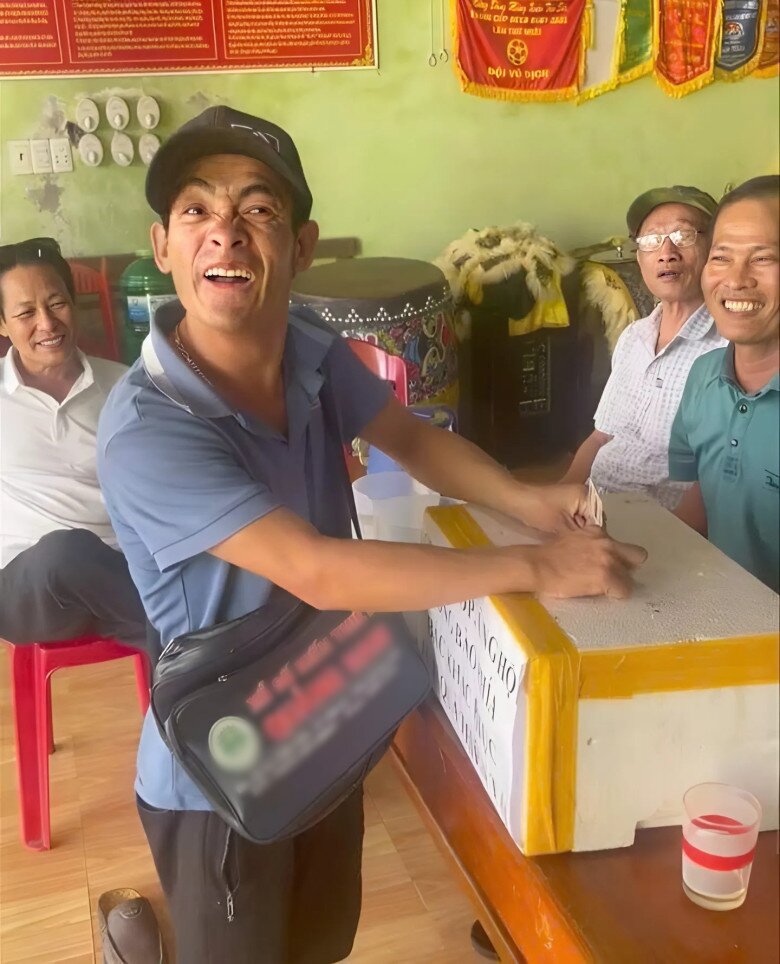 Anh Nguyễn Xuân Tiến ủng hộ đồng bào vùng lũ