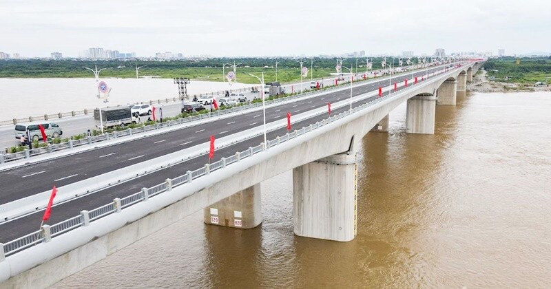 Cầu có tổng chiều dài là 5.830m, phần cầu chính vượt sông dài 3.778m, đã được quy hoạch mở rộng ra 38m. Cầu được kết cấu bằng bê tông cốt thép dự ứng lực gồm 77 nhịp, phần cầu chính được bố trí chuỗi nhịp dài 990m, trong đó 6 nhịp thông thuyền giữa sông dài 135m/nhịp.
