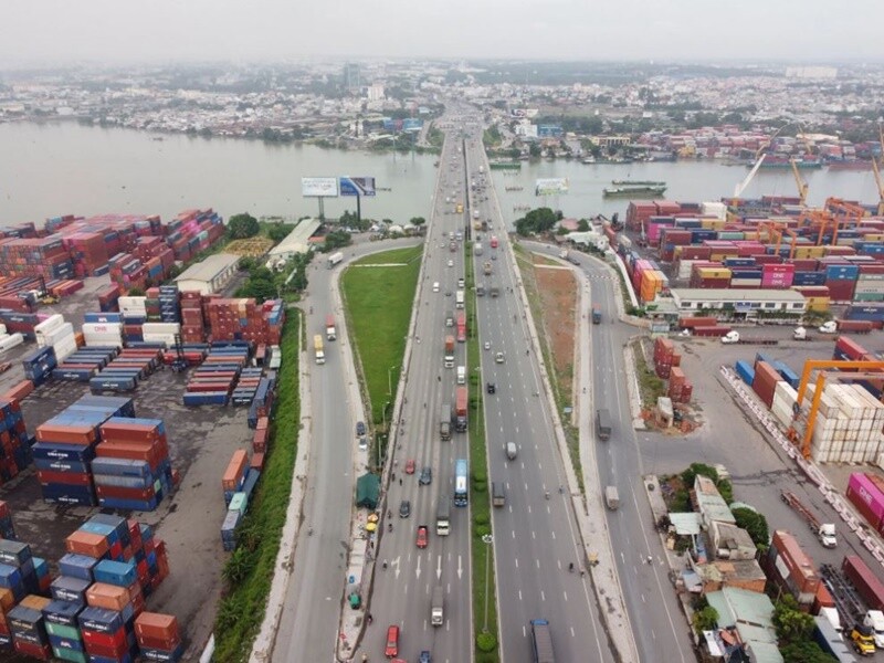 Với diện tích là 263,62 km2, cùng vị trí địa lý chiến lược, hệ thống giao thông thuận lợi, nhiều khu công nghiệp và khu chế xuất, Biên Hòa thu hút nhiều người dân từ các vùng lân cận để tìm kiếm cơ hội việc làm và kinh doanh. 