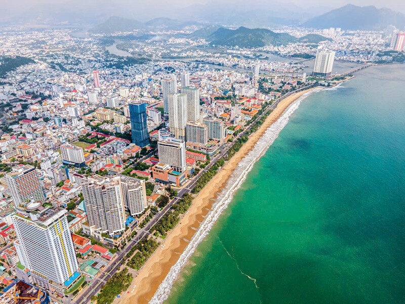 Thành phố du lịch biển Nha Trang (Khánh Hòa) có diện tích 252,6 km2, đứng thứ 7 với dân số hiện là 502 nghìn người. Nha Trang phát triển du lịch tốt nhất khi thu hút du khách bởi những bãi biển đẹp và nhiều hoạt động giải trí dưới nước.
