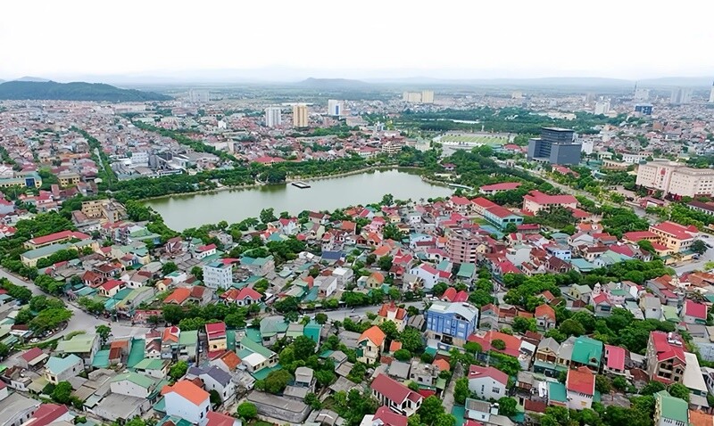 TP Vinh có diện tích 105 km2 với cơ sở hạ tầng đang ngày càng phát triển. Trong tương lai, Vinh sẽ được đầu tư để trở thành trung tâm kinh tế, văn hóa vùng Bắc Trung Bộ. Thành phố cũng nổi tiếng là vùng đất học với nguồn nhân tài lớn. 