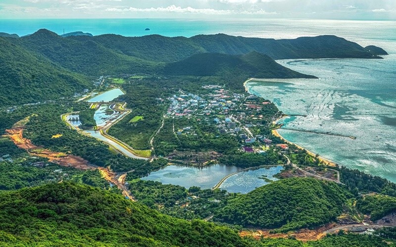 Côn Đảo thuộc Bà Rịa - Vũng Tàu có diện tích tự nhiên của huyện khoảng 75,15 km2, cách thành phố 185km. Huyện đảo Côn Đảo không phân chia thành các đơn vị hành chính cấp xã. Đảo Côn Sơn là đảo lớn nhất và trung tâm huyện lỵ. 
