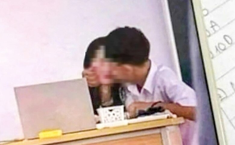 Hình ảnh 2 cô trò thân mật trong lớp. Ảnh: F.B