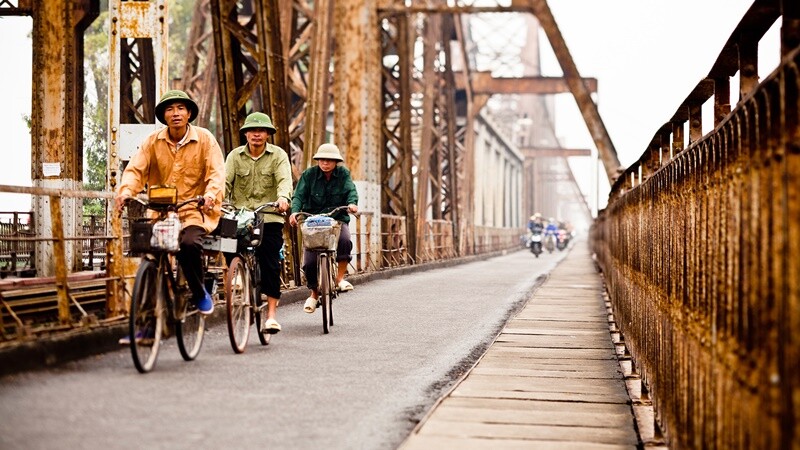 Đây là cây cầu thép đầu tiên và dài nhất nước ta, được coi như “nhân chứng lịch sử” gắn liền với biết bao thăng trầm của dân tộc. Cầu Long Biên đã cùng quân dân Việt Nam trải qua hai cuộc kháng chiến chống Pháp và Mỹ cùng những sự kiện đáng nhớ, bao dấu son hào hùng.
