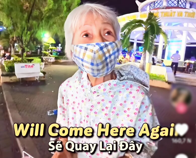 Bà Thủy ngạc nhiên sau khi được tặng quà