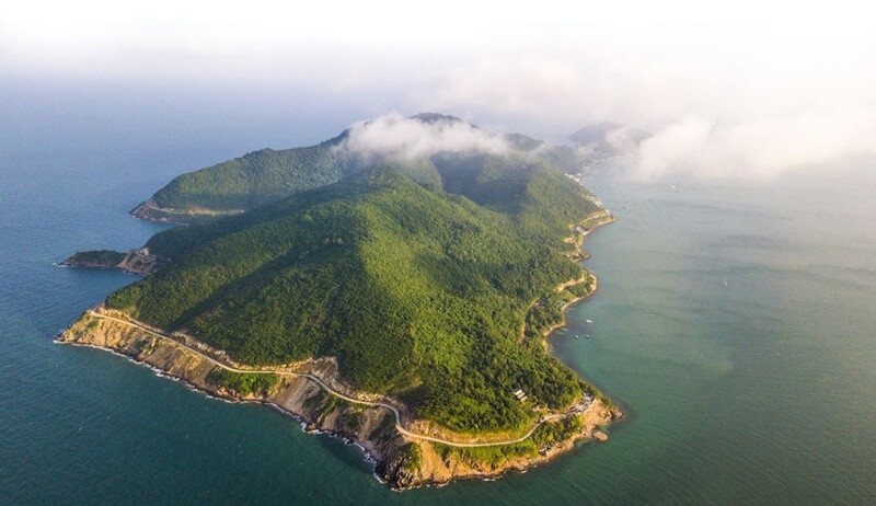 Huyện đảo Kiên Hải thuộc tỉnh Kiên Giang có diện tích 30 km2, bao gồm 23 hòn đảo lớn nhỏ nằm trong khu vực biển Tây Nam. Đơn vị hành chính gồm có 4 xã, trung tâm huyện đặt tại đảo Hòn Tre. 
