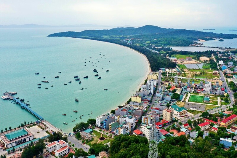 Cô Tô cũng là một huyện đảo nổi tiếng của tỉnh Quảng Ninh, có diện tích 46,2 km2 gồm khoảng 50 đảo lớn nhỏ. Huyện Cô Tô được chia thành 3 đơn vị hành chính cấp xã gồm 1 thị trấn và 2 xã, trung tâm huyện nằm tại đảo Cô Tô lớn.
