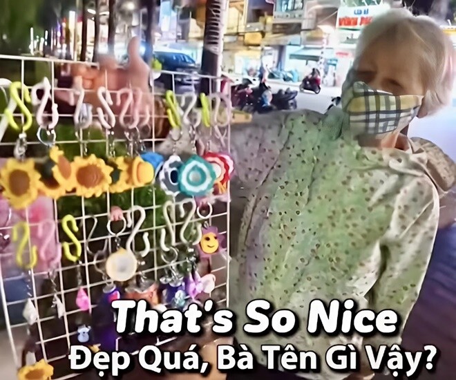 Cụ bà giới thiệu những món đồ cho khách du lịch