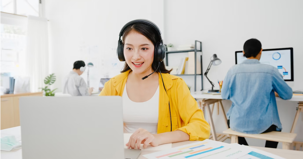Nhân viên chăm sóc khách hàng cần nhiều kỹ năng giao tiếp.