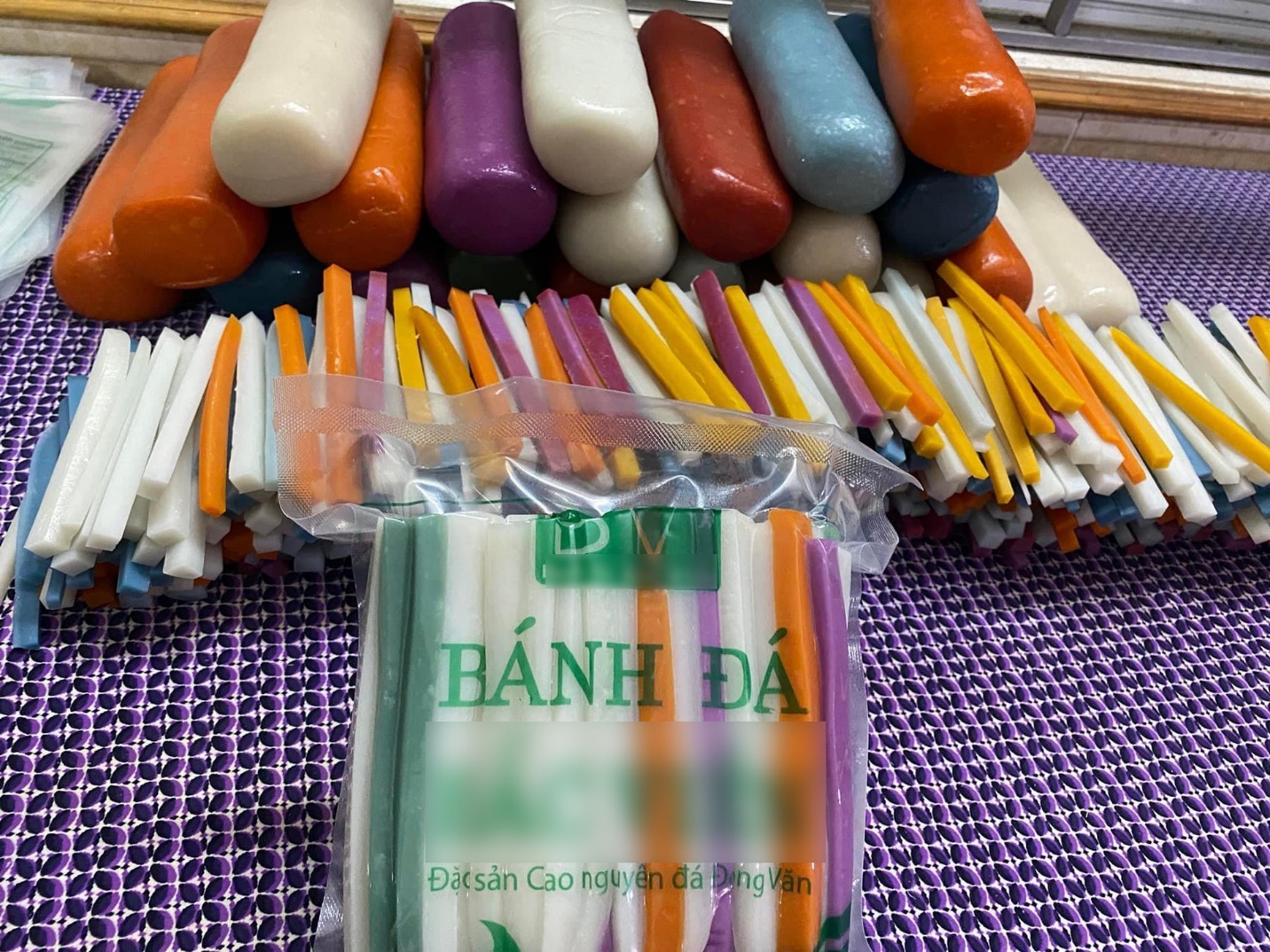 Món bánh hà giang nghe tên thấy cứng mà ăn lại dẻo giòn muốn bảo quản cứ ném thẳng xuống suối - 2