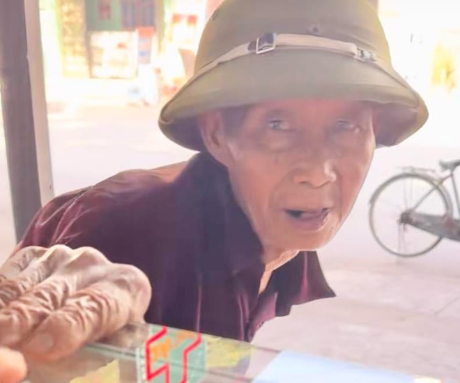 Cụ ông hỏi thăm vài câu rồi để lại túi gạo và rời đi