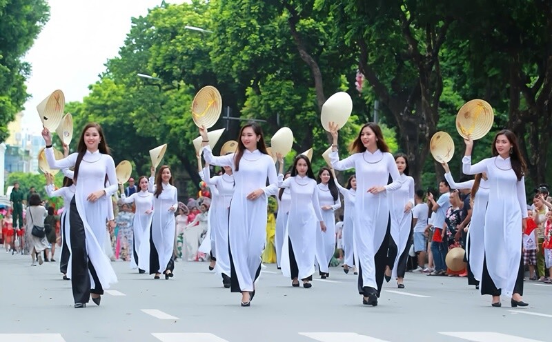 Hà Nội có diện tích 3.359,82 km2, là trung tâm giáo dục hàng đầu của Việt Nam với nhiều trường đại học, cao đẳng và trung học phổ thông uy tín. Diện tích rộng lớn này đã tạo điều kiện thuận lợi cho sự phát triển đô thị và tăng dân số.