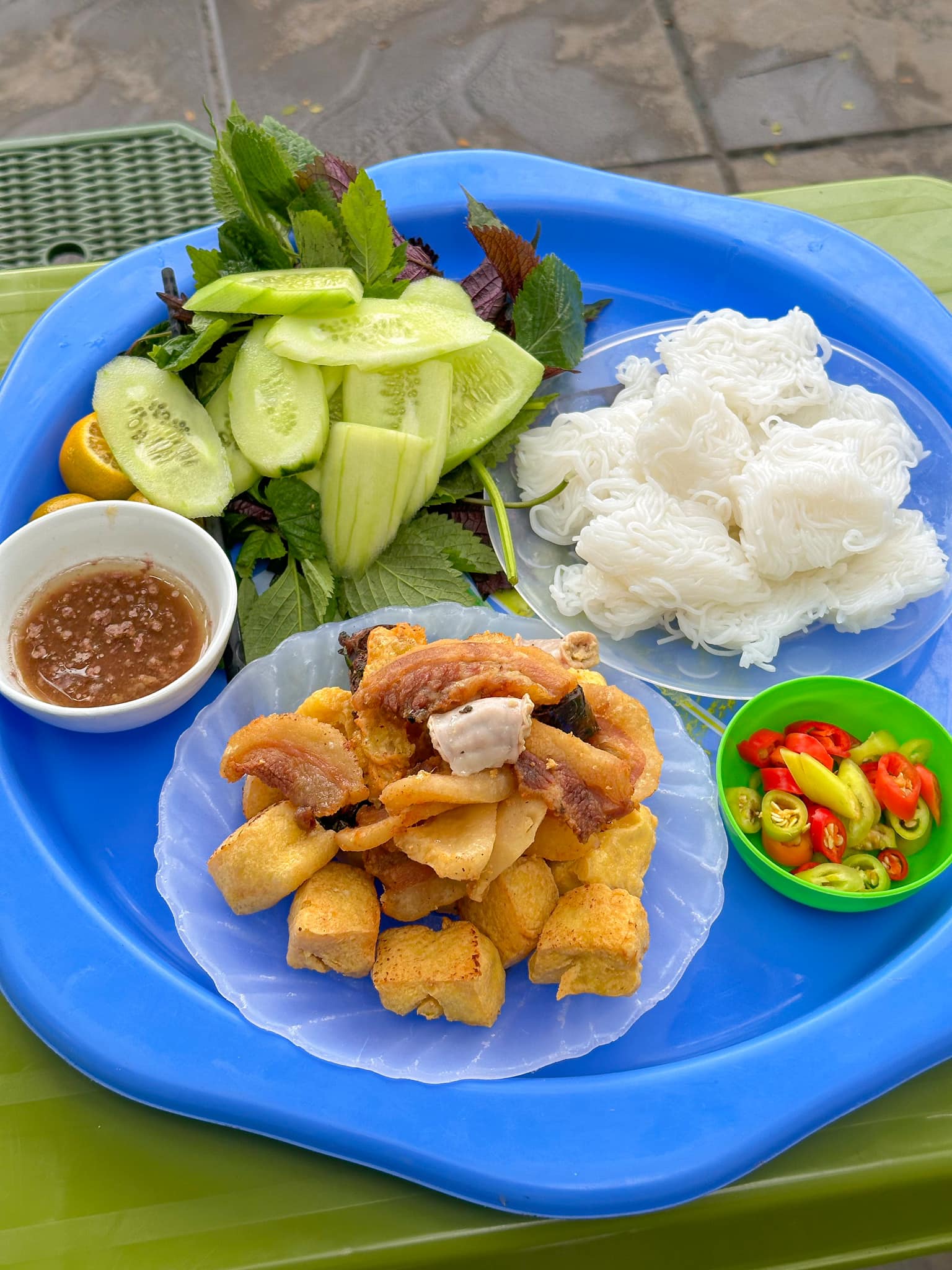 Một suất bún đầu thập cẩm có già khoảng 35 – 40k đầy đủ