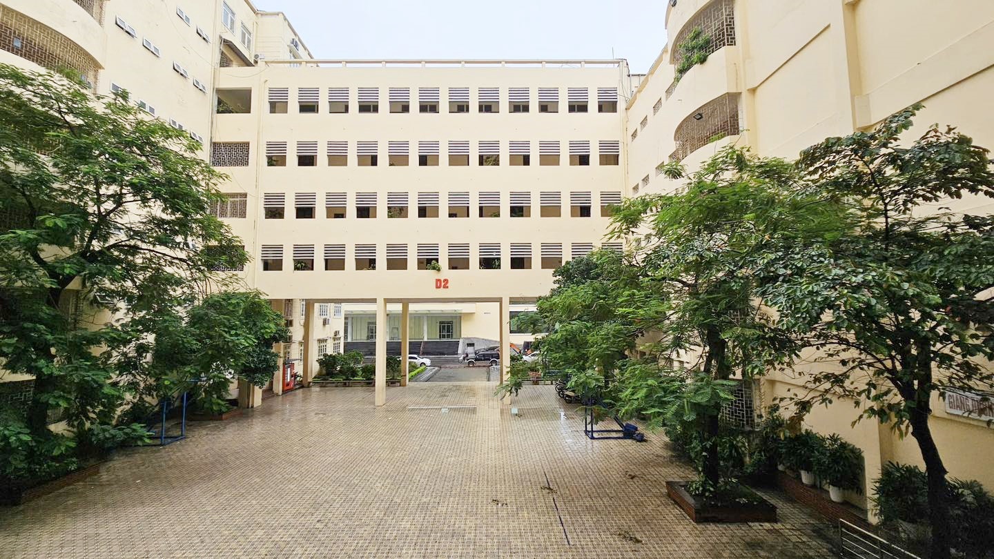 Trường có khuôn viên rộng rãi.