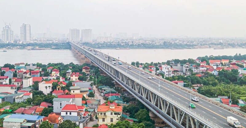 Cầu Thăng Long còn gọi là cầu Hữu Nghị Việt Xô bởi đây là công trình thế kỷ của tình hữu nghị Việt - Xô, được khởi công xây dựng năm 1974 và khánh thành năm 1985. Cầu Thăng Long là đường nối sân bay quốc tế Nội Bài với nội thành Hà Nội.
