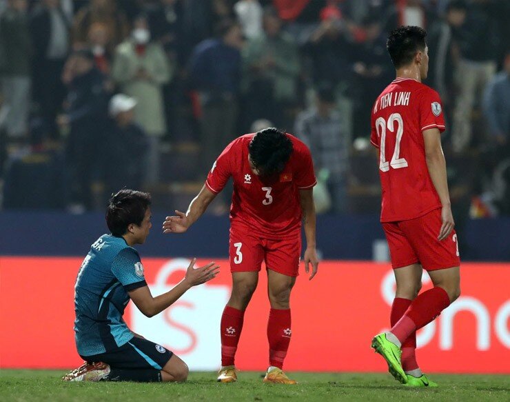 Nakamura cùng đồng đội đã nỗ lực hết sức nhưng không thể có màn ngược dòng trước ĐT Việt Nam.