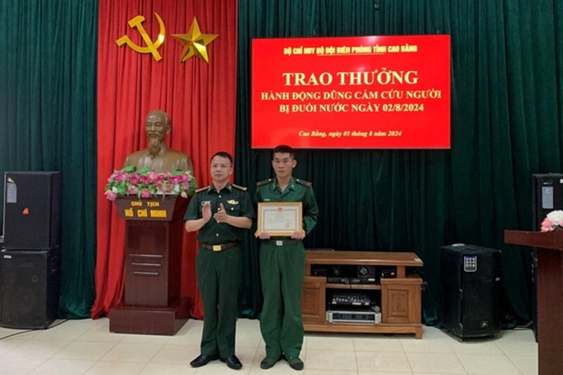 Lý Văn Vũ (SN 1989, Cao Bằng), chiến sĩ Đội Vũ trang, Đồn Biên phòng Ngọc Côn, tỉnh Cao Bằng đã có những thành tích xuất sắc khi làm nhiệm vụ. Chiến sinh Lý Văn Vũ từng phát hiện và xử lý 44 vụ việc, thu giữ, xử lý gần 10 tấn hàng; cứu 1 cháu bé bị nước lũ cuốn trôi.
