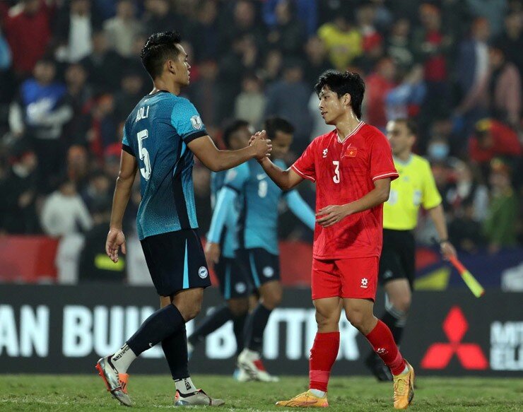 Các cầu thủ Singapore buồn bã khi để thua ĐT Việt Nam chung cuộc 1-5 sau 2 lượt trận bán kết AFF Cup 2024.