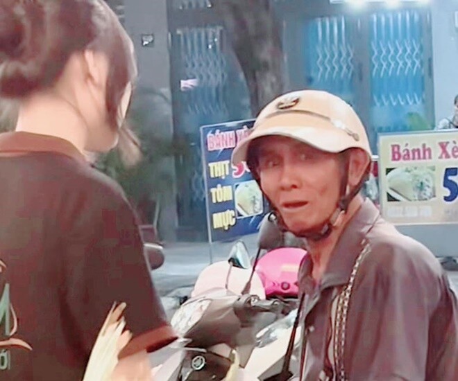 Nhân viên ra mời cụ ông vào quán ăn, cụ đã rất ngập ngừng