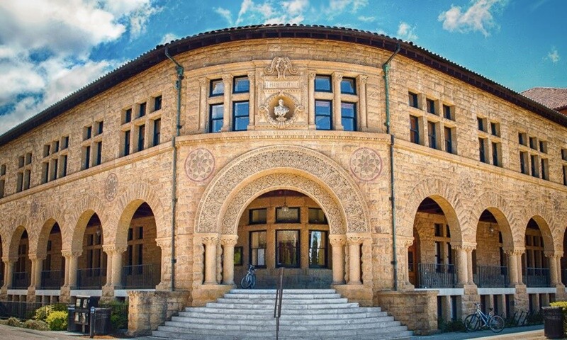 Đứng thứ 4 là Đại học Stanford với chất lượng đào tạo luôn thuộc top đầu trên thế giới. Được thành lập năm 1885, đến nay, khuôn viên của trường Đại học Stanford là nơi sinh sống của hơn 11.000 nhà sáng tạo và thành đạt từ khắp nơi trên thế giới.