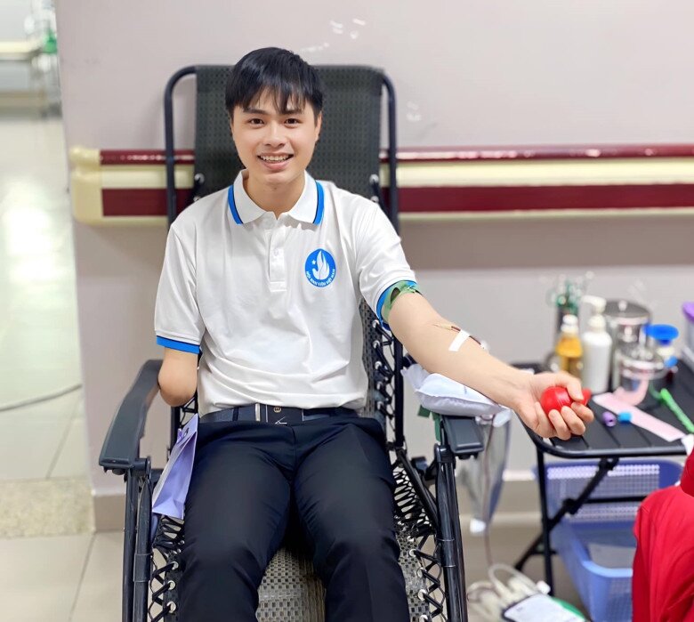 Cậu sinh viên tích cực tham gia hiến máu nhân đạo.