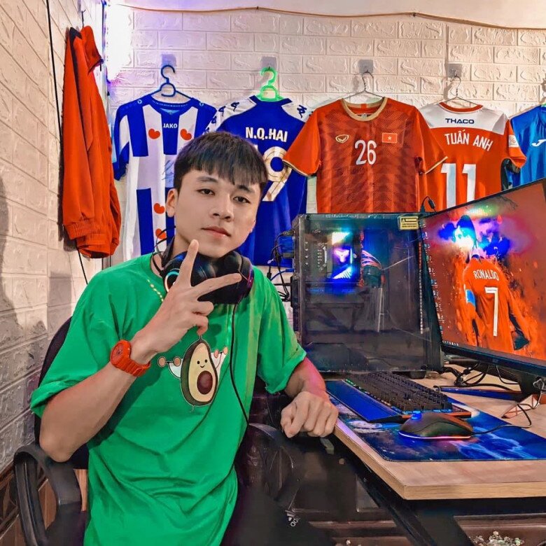 Căn phòng nhỏ của Hưng ngập tràn quà tặng, giúp cậu có thêm động lực