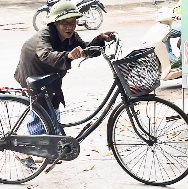 Chị Nhung đã tặng cụ một chiếc xe đạp cũ