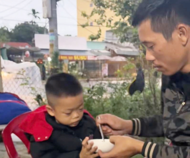 Hai cha con lang thang ngoài đường, gặp người đàn ông tốt bụng mời vào ăn cơm