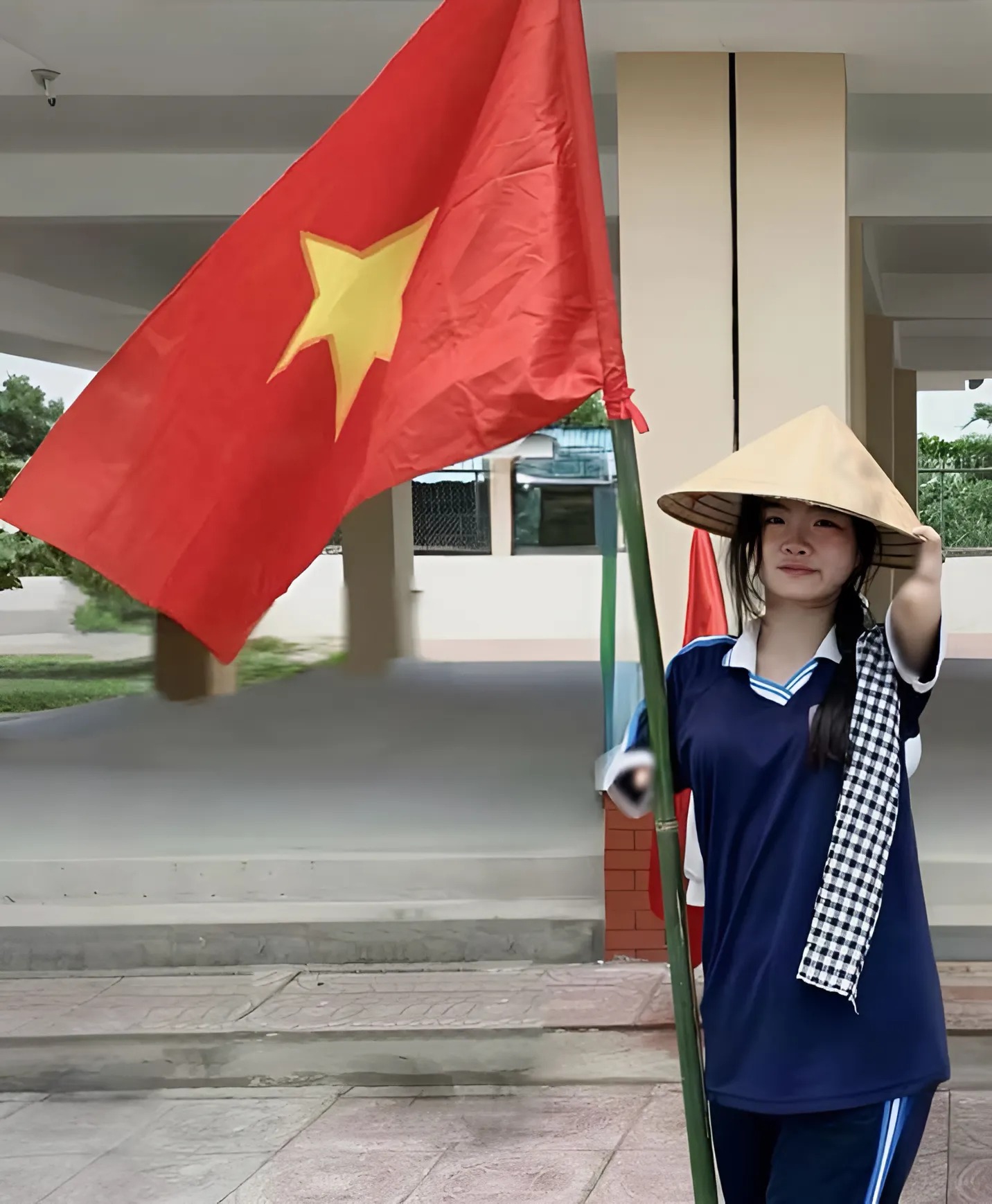 Cô nữ sinh ở đất rừng U Minh Hạ luôn truyền năng lượng tích cực tới mọi người.