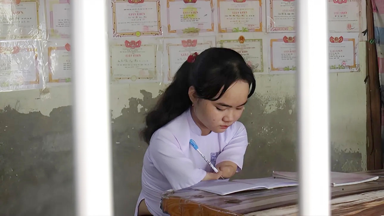 Ngọc Mãi luôn chăm chỉ học tập dù mang khiếm khuyết ở đôi tay.