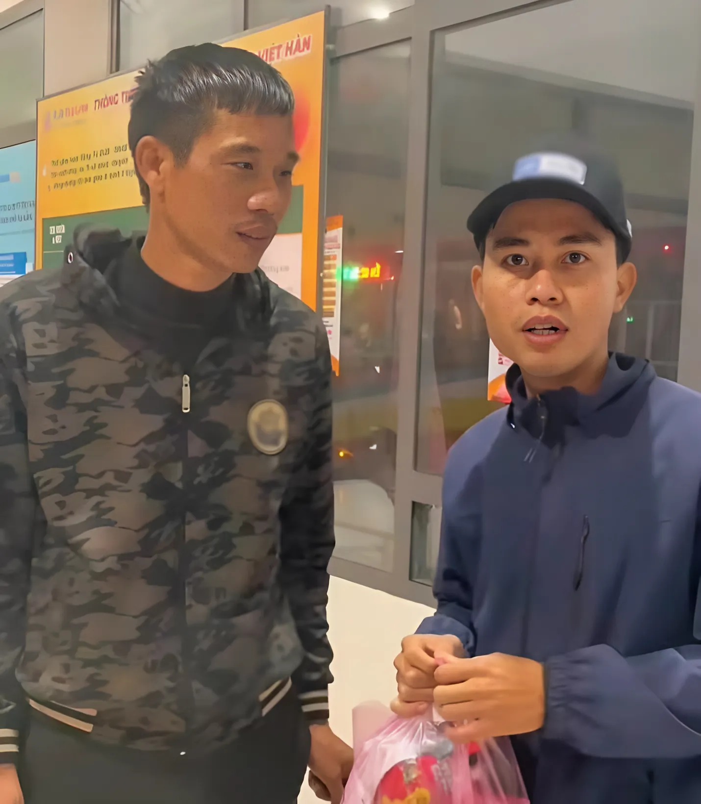 Anh Quốc đã đưa hai cha con ra tận bến xe với một chút quà nhỏ, tiễn họ về quê mạnh khỏe bình an