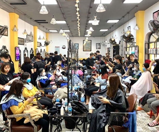Các salon tóc đông nghịt khách cận Tết